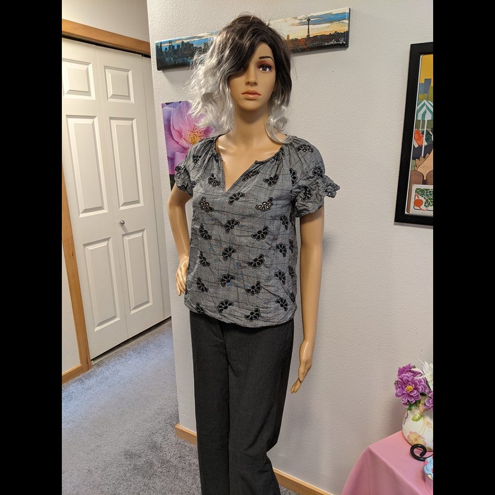 Ann Taylor Loose Fit Gray Blouse w/ Black Flowers Size XXS Petite - Picture 3 of 7